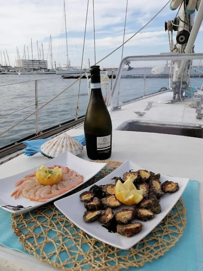 Botel La Tua Stanza A Vela Sul Mare Hotel Bari Italy